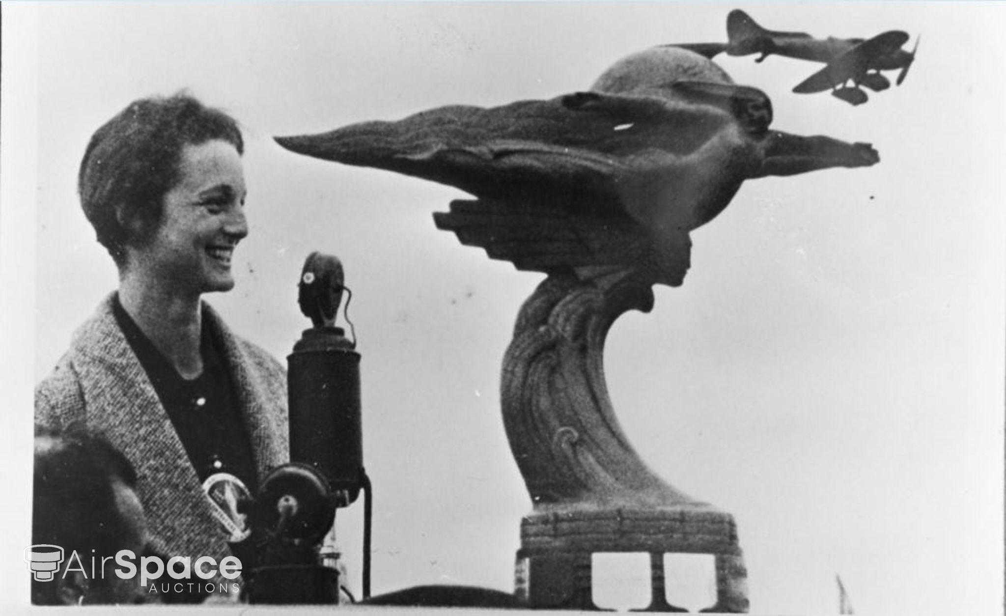 Iris Louise McPhetridge Thaden accepting the Bendix trophy in 1936
